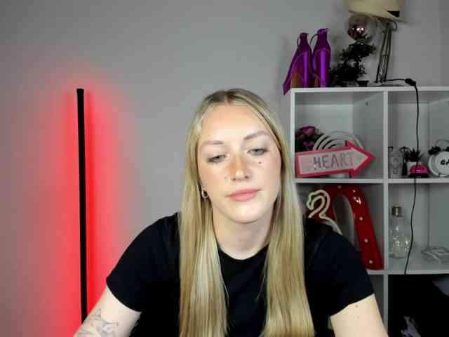 EvelynBlond26 webcam