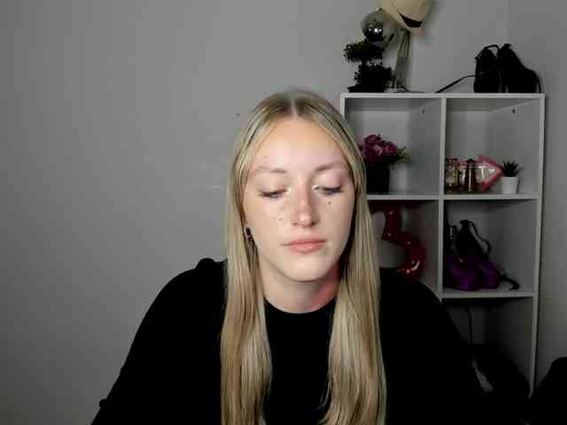 EvelynBlond26 webcam
