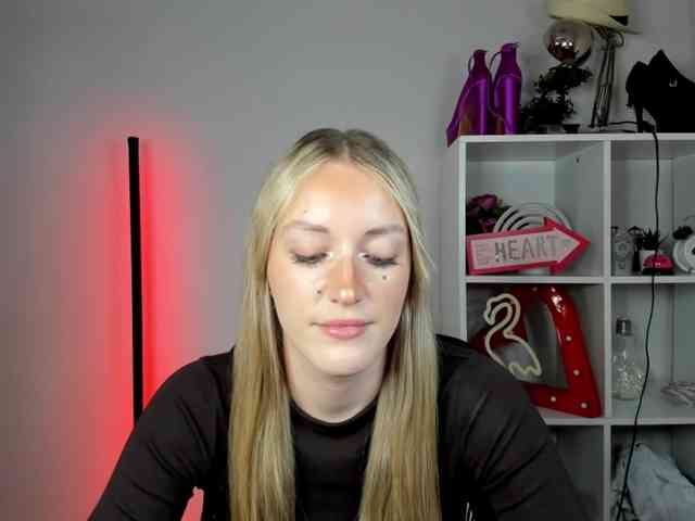 EvelynBlond26 webcam
