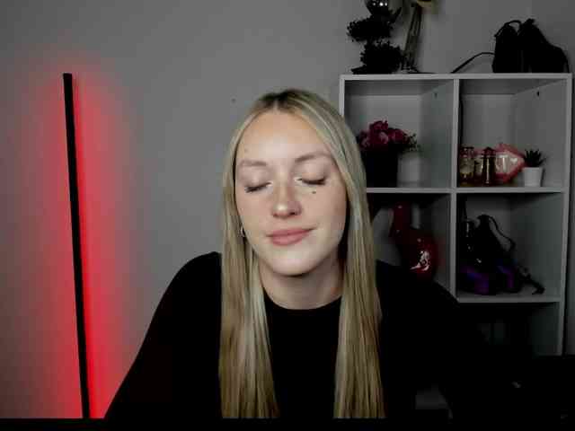 Model: EvelynBlond26