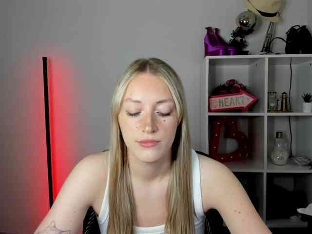 EvelynBlond26 webcam