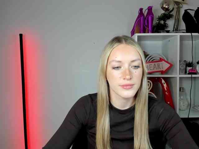 Model: EvelynBlond26