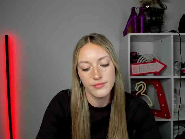 EvelynBlond26 webcam