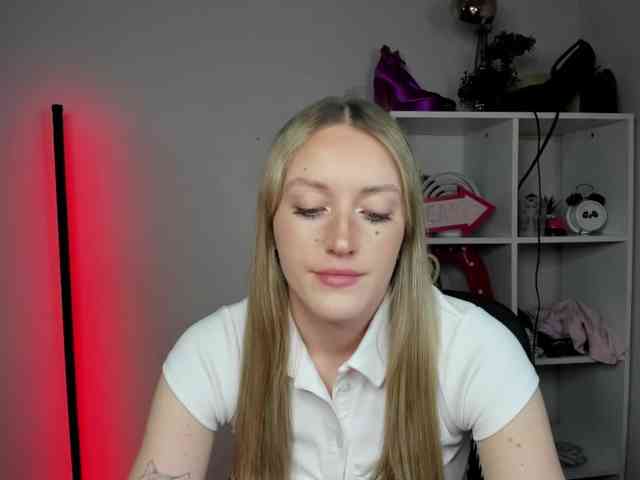 EvelynBlond26 webcam