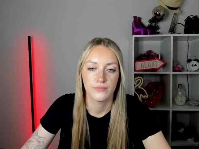 EvelynBlond26 webcam