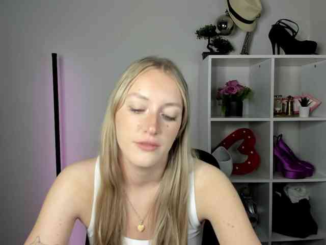 EvelynBlond26
