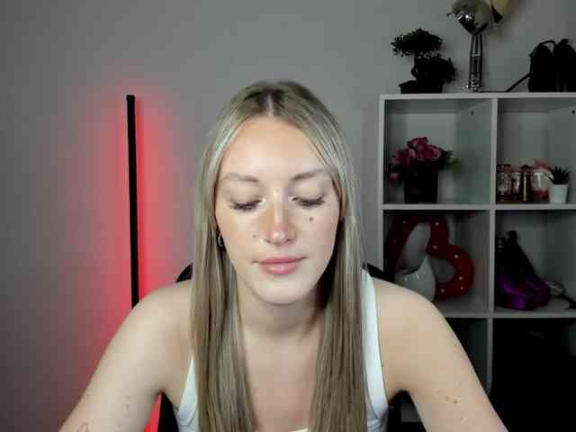 EvelynBlond26 webcam
