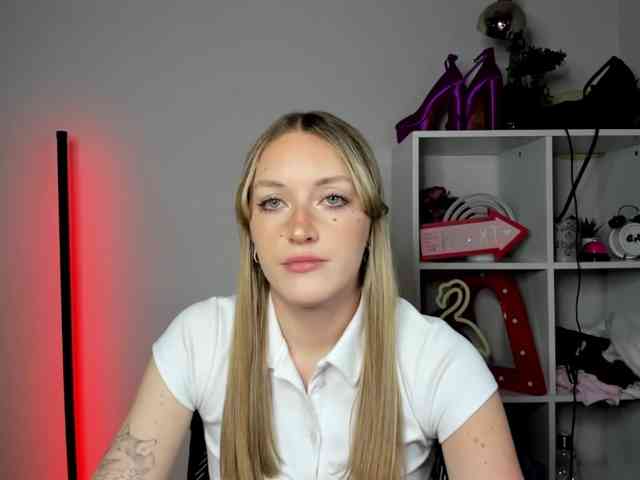 EvelynBlond26 webcam