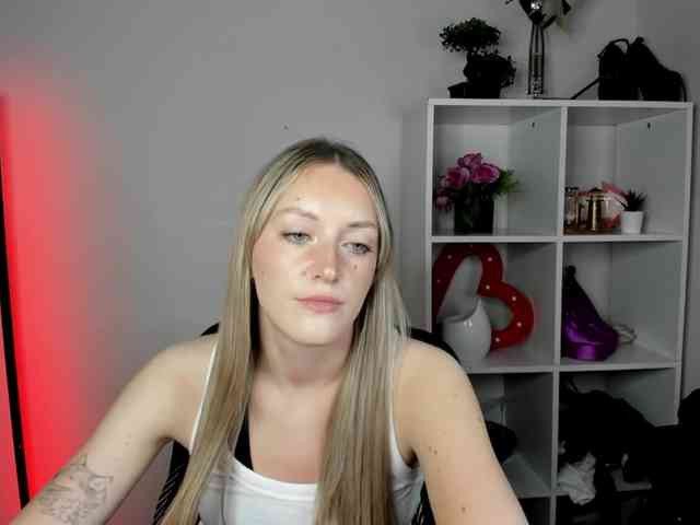 EvelynBlond26 webcam