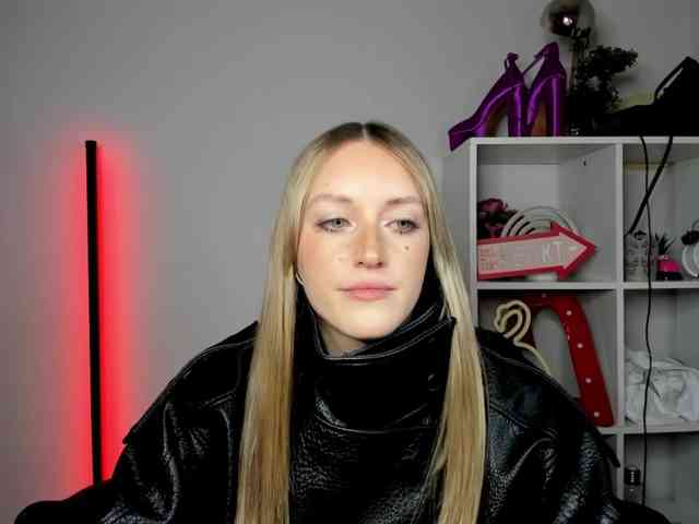 EvelynBlond26 webcam