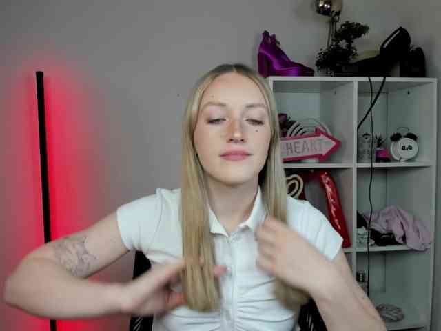 EvelynBlond26