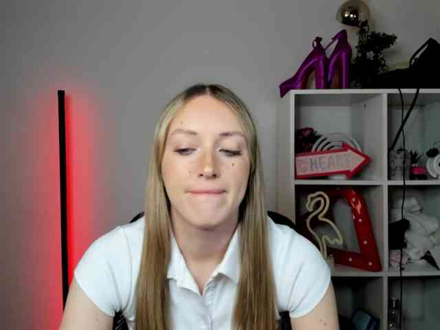 EvelynBlond26 webcam