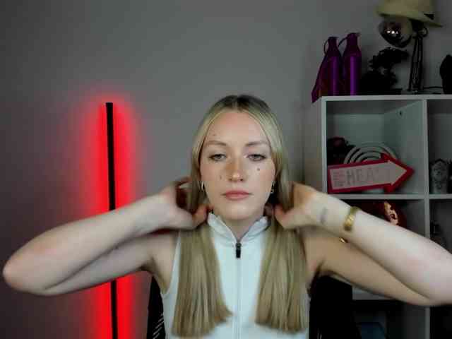 Model: EvelynBlond26