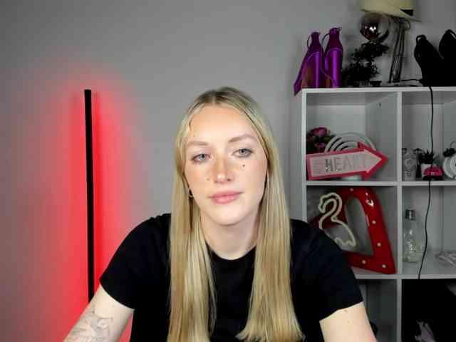 EvelynBlond26 webcam