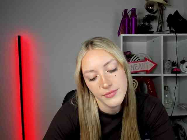 Model: EvelynBlond26