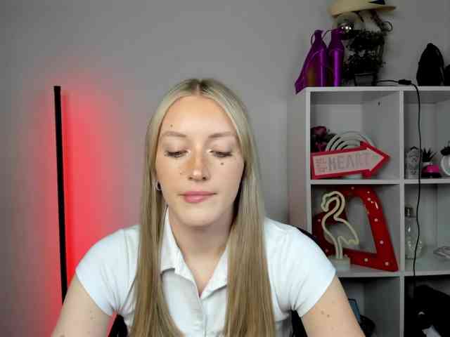 EvelynBlond26 webcam