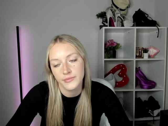 Model: EvelynBlond26
