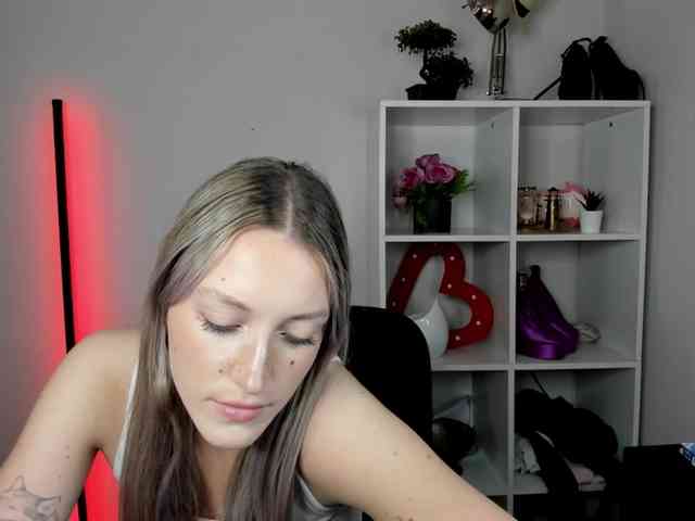 EvelynBlond26 webcam