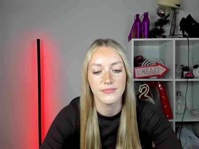 EvelynBlond26 webcam