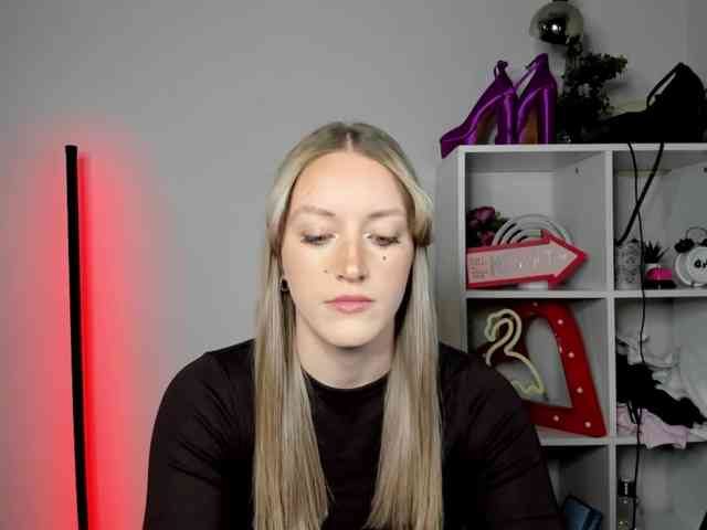 EvelynBlond26 webcam