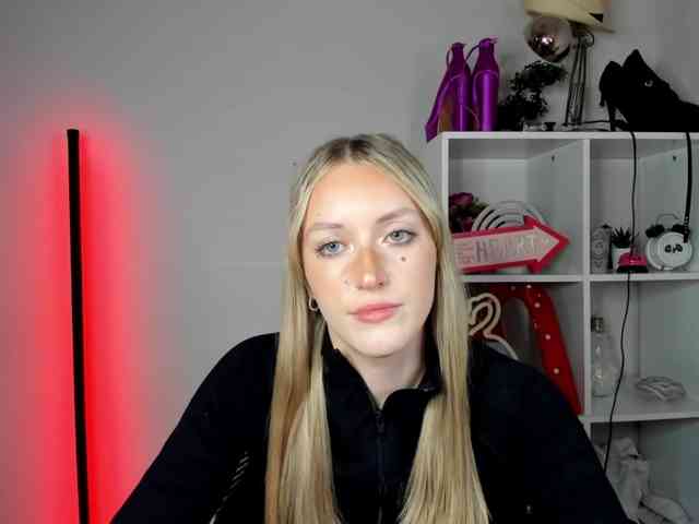 EvelynBlond26 webcam