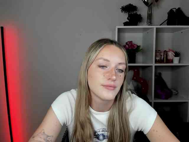 EvelynBlond26 webcam