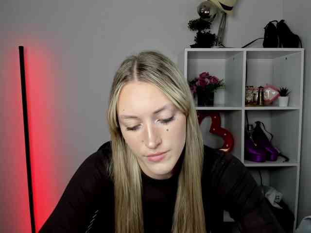 EvelynBlond26 webcam
