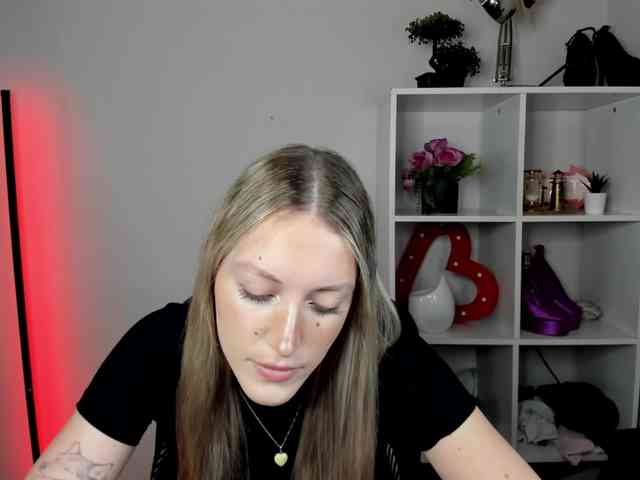 EvelynBlond26 webcam