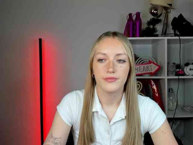 EvelynBlond26 webcam