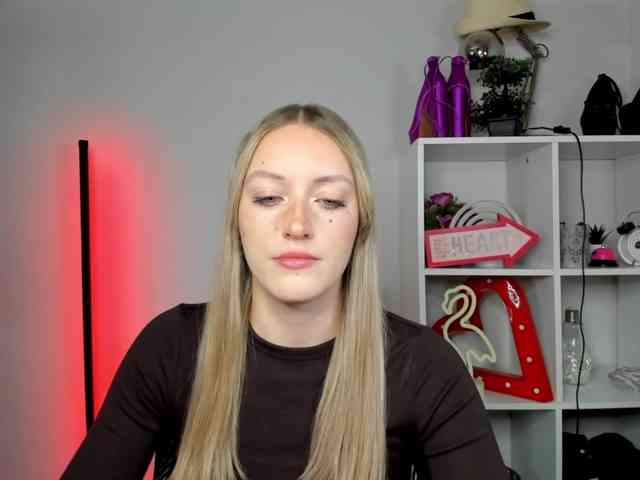 EvelynBlond26 webcam