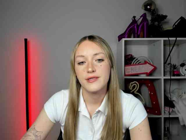 EvelynBlond26 webcam