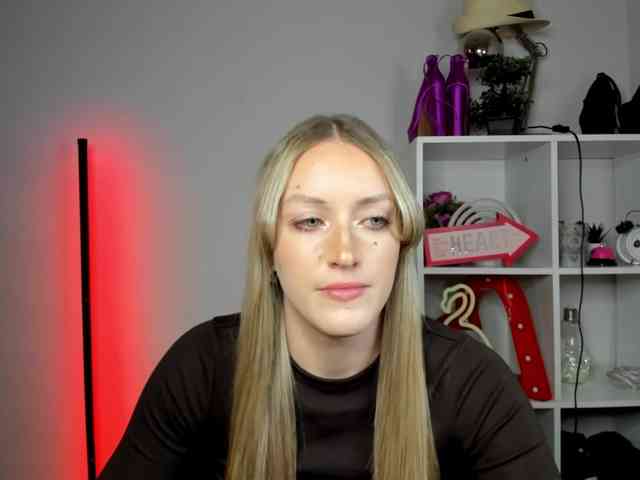 Model: EvelynBlond26