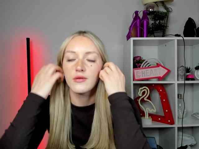 EvelynBlond26 webcam