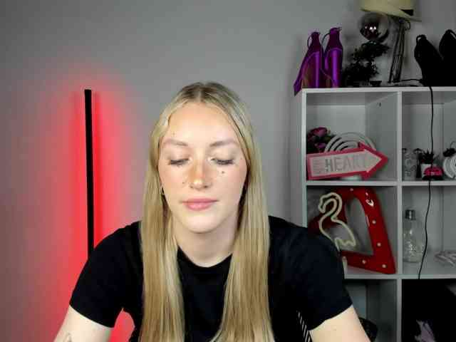 EvelynBlond26 webcam