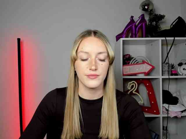 EvelynBlond26