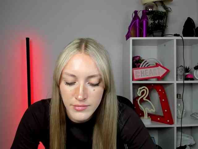 EvelynBlond26 webcam