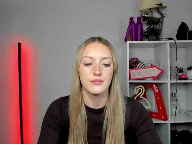 Model: EvelynBlond26
