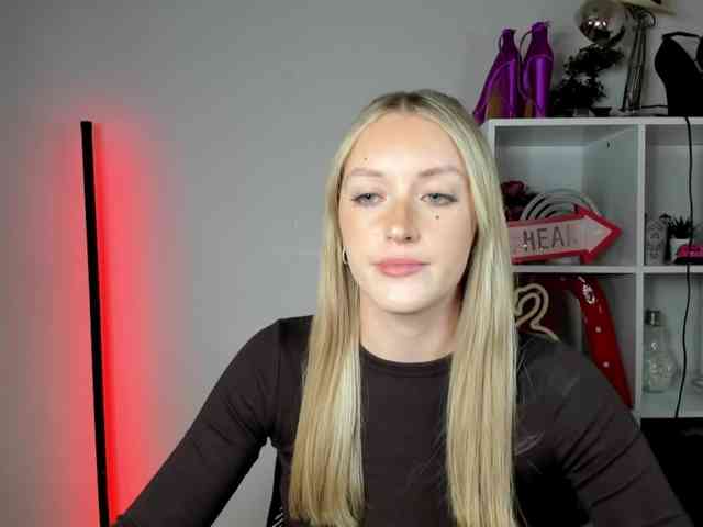 EvelynBlond26 webcam