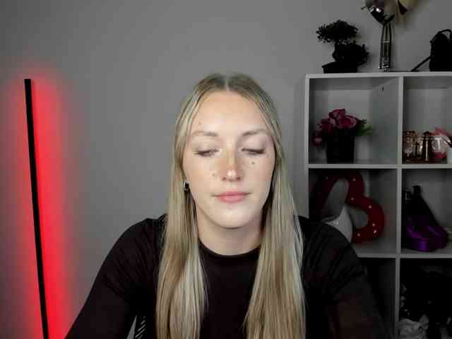 EvelynBlond26 webcam