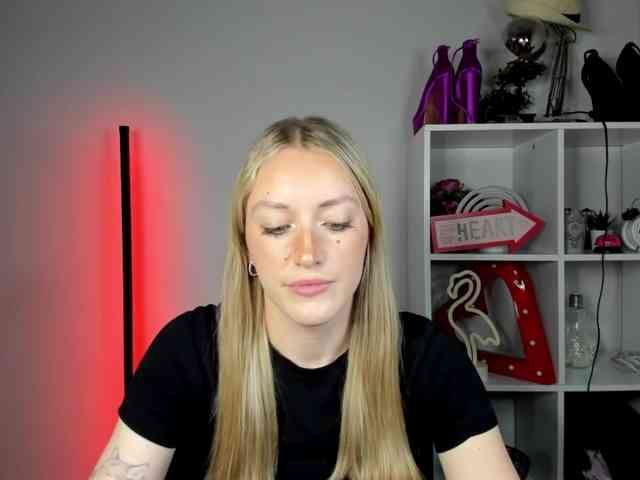 Model: EvelynBlond26