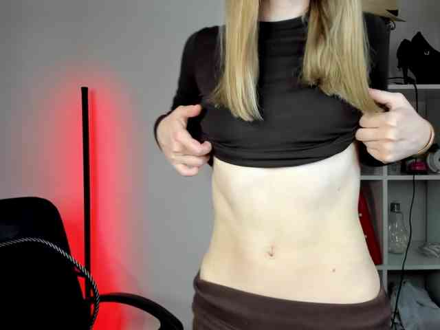 EvelynBlond26 webcam