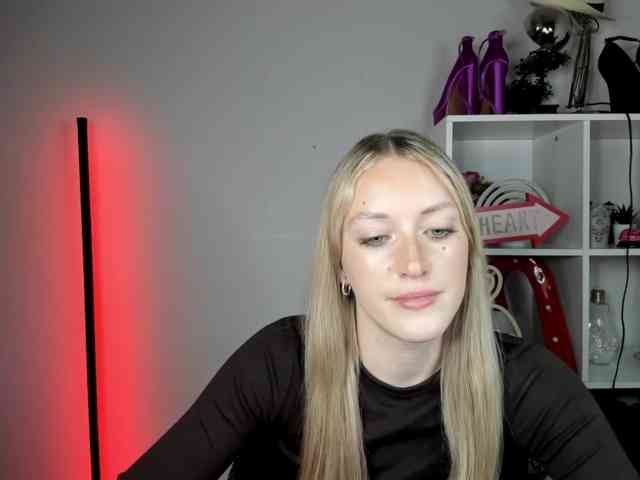 EvelynBlond26 webcam