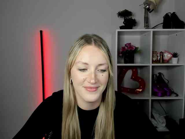 EvelynBlond26 webcam