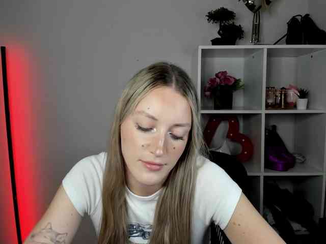 EvelynBlond26 webcam