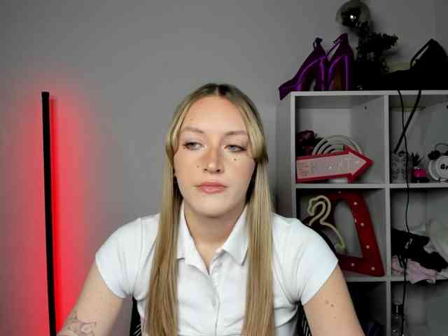 EvelynBlond26 webcam