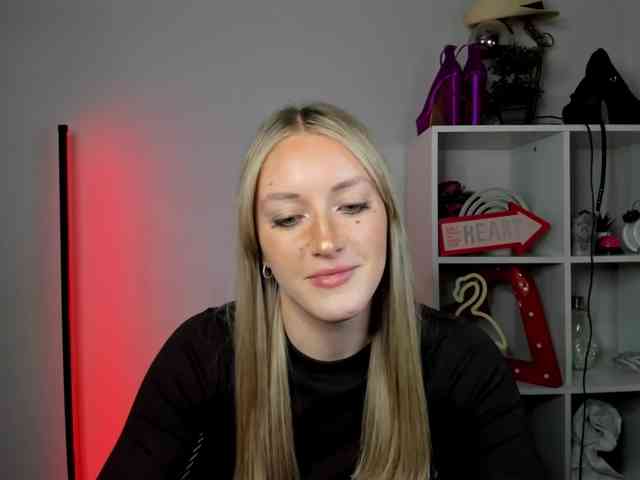 EvelynBlond26 webcam
