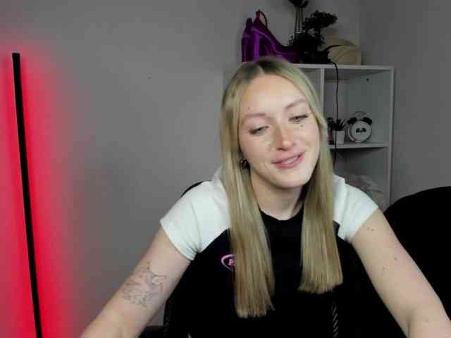 EvelynBlond26 webcam