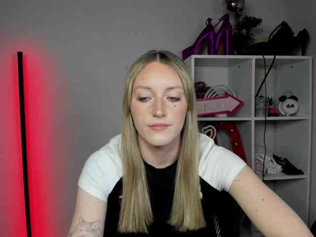 EvelynBlond26 webcam