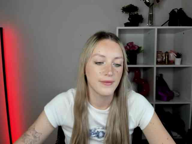 EvelynBlond26 webcam