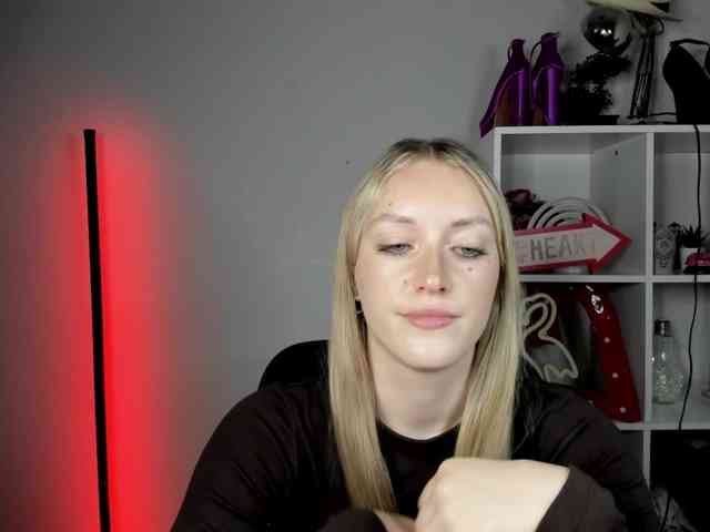 EvelynBlond26 webcam
